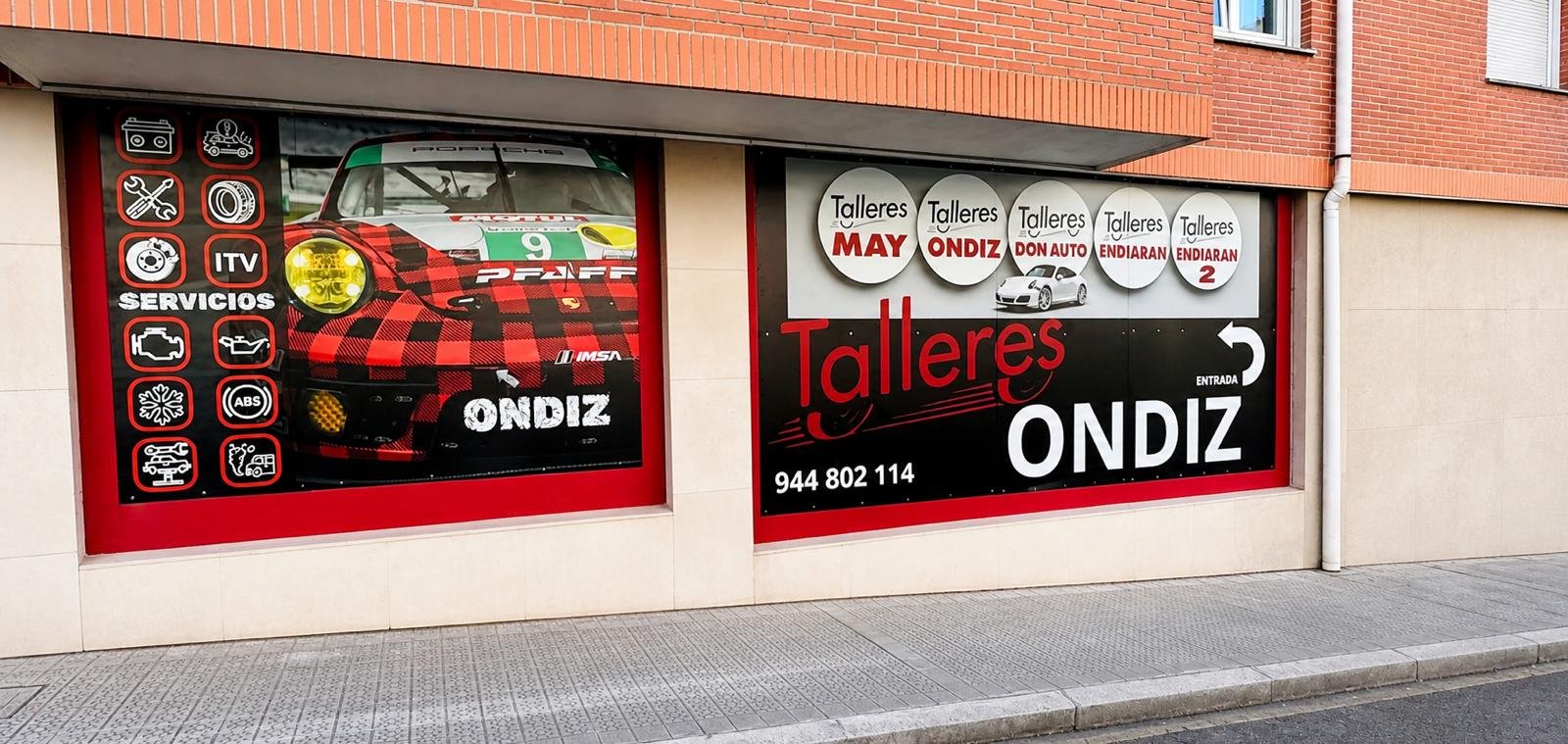 Vehículos en la zona de trabajo de Talleres Ondiz.